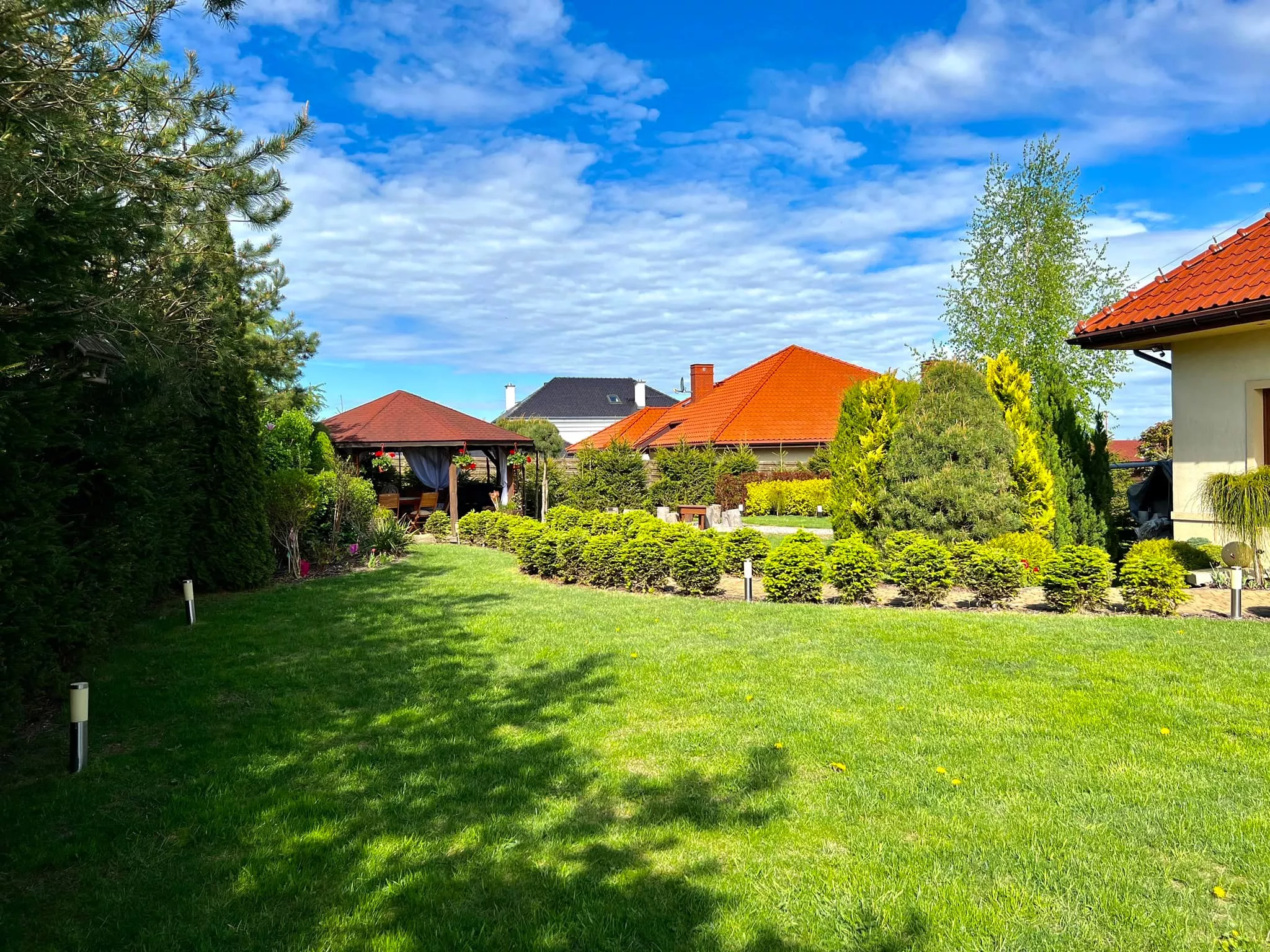 Gwiazda disco polo pochwaliła się wielkim, rajskim ogrodem! Wiemy kto go zaprojektował! Jest wyjątkowy! [ZDJĘCIA]